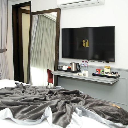 Ambiance Boutique Art Hotel Lahore Pokoj fotografie A television in a hotel room