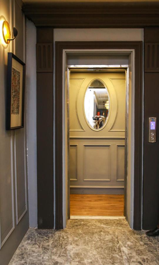 Ambiance Boutique Art Hotel Lahore Exteriér fotografie A mirror in a lift
