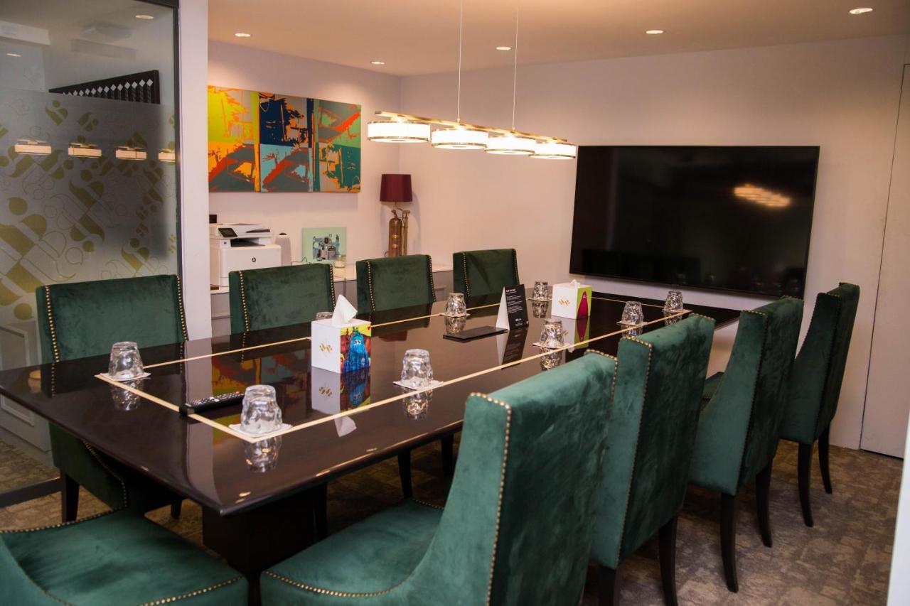 Ambiance Boutique Art Hotel Lahore Exteriér fotografie The boardroom at the 2018 edition of the World Economic Forum on the Middle East, Africa and Eurasia