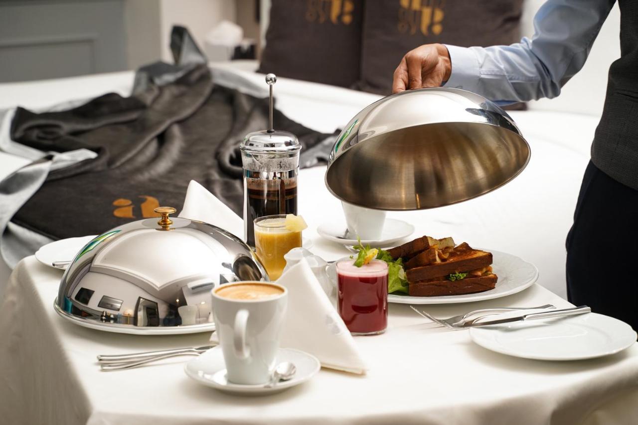 Ambiance Boutique Art Hotel Lahore Exteriér fotografie A waiter serving breakfast