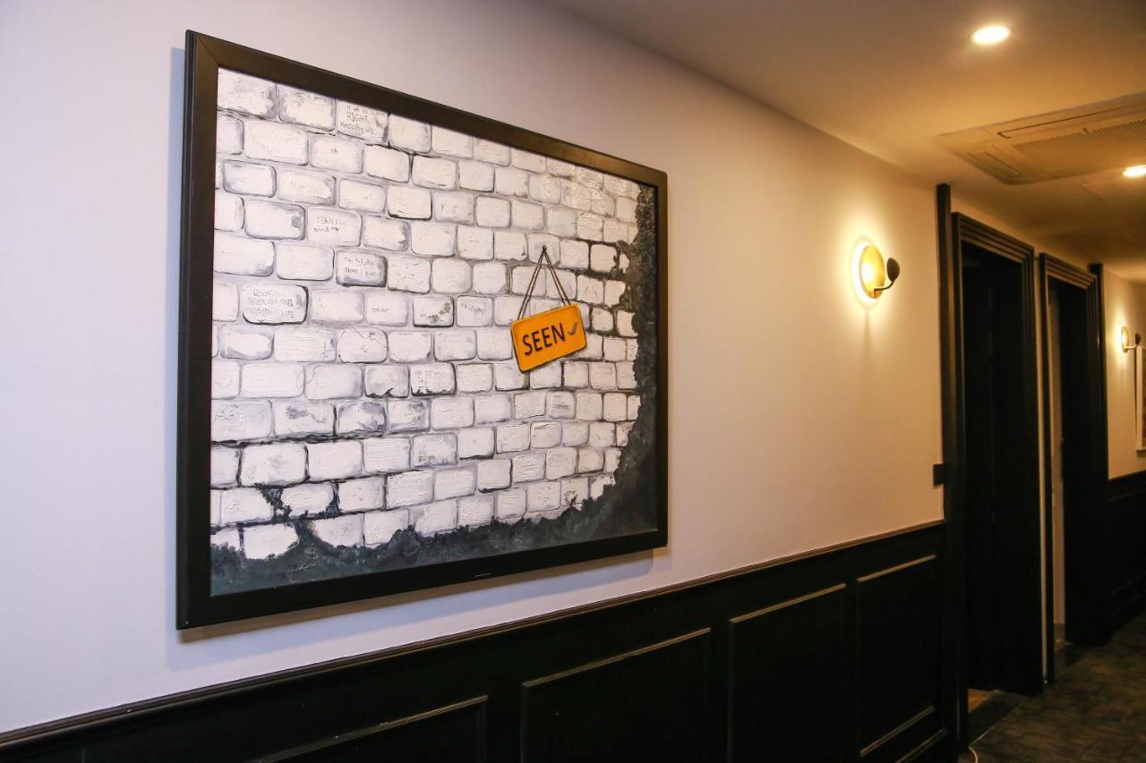 Ambiance Boutique Art Hotel Lahore Exteriér fotografie A piece of the Berlin Wall at the British Embassy in Tokyo