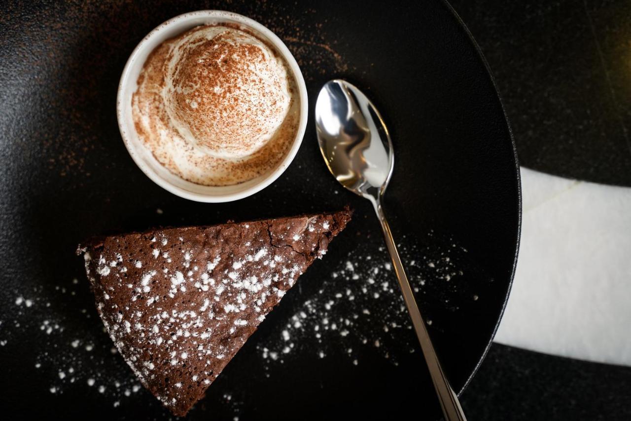 Ambiance Boutique Art Hotel Lahore Exteriér fotografie A chocolate cake with a cup of coffee