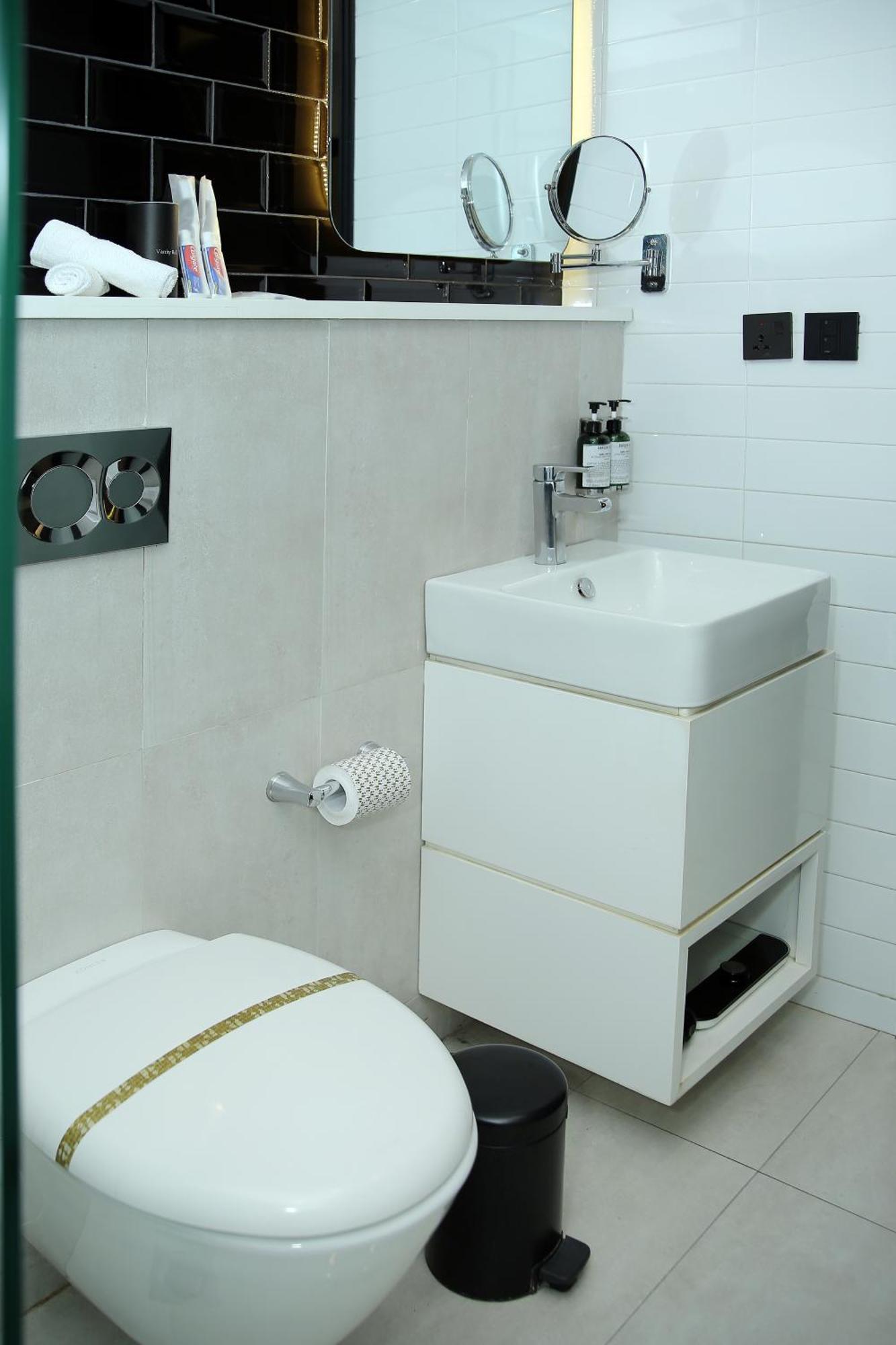 Ambiance Boutique Art Hotel Lahore Pokoj fotografie A modern bathroom
