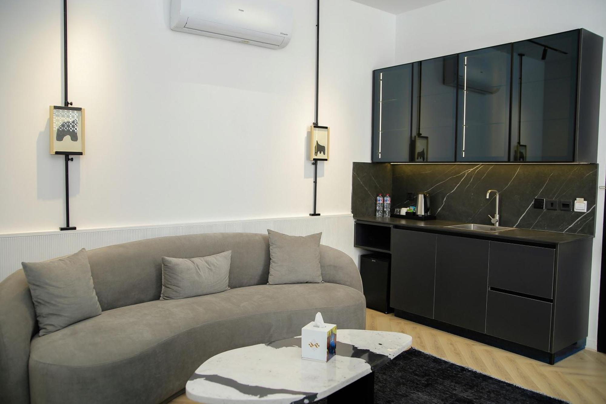 Ambiance Boutique Art Hotel Lahore Pokoj fotografie A living room with a kitchen