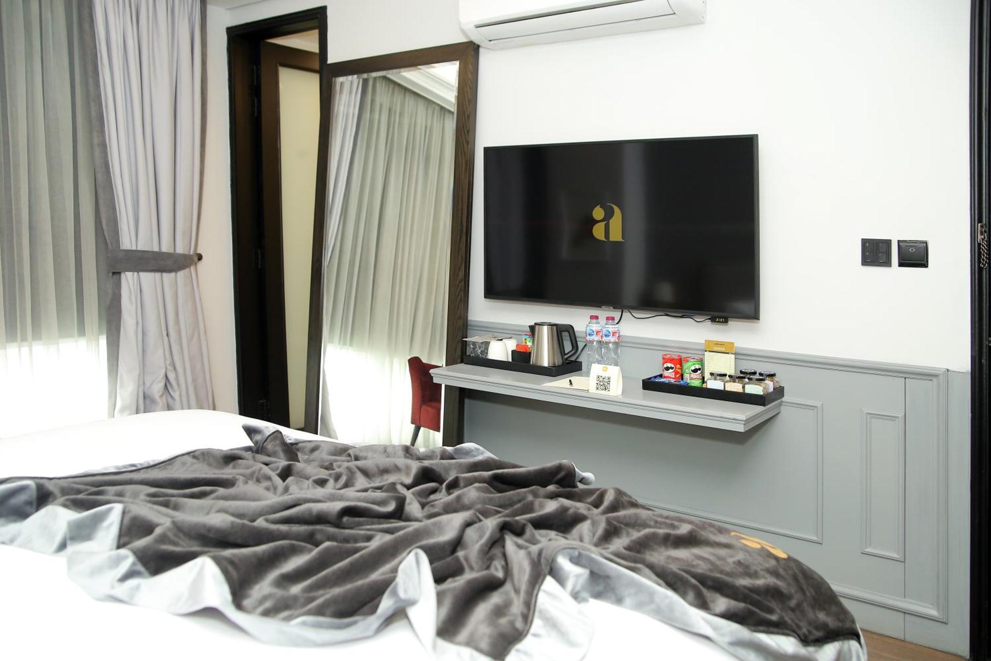 Ambiance Boutique Art Hotel Lahore Pokoj fotografie A television in a hotel room