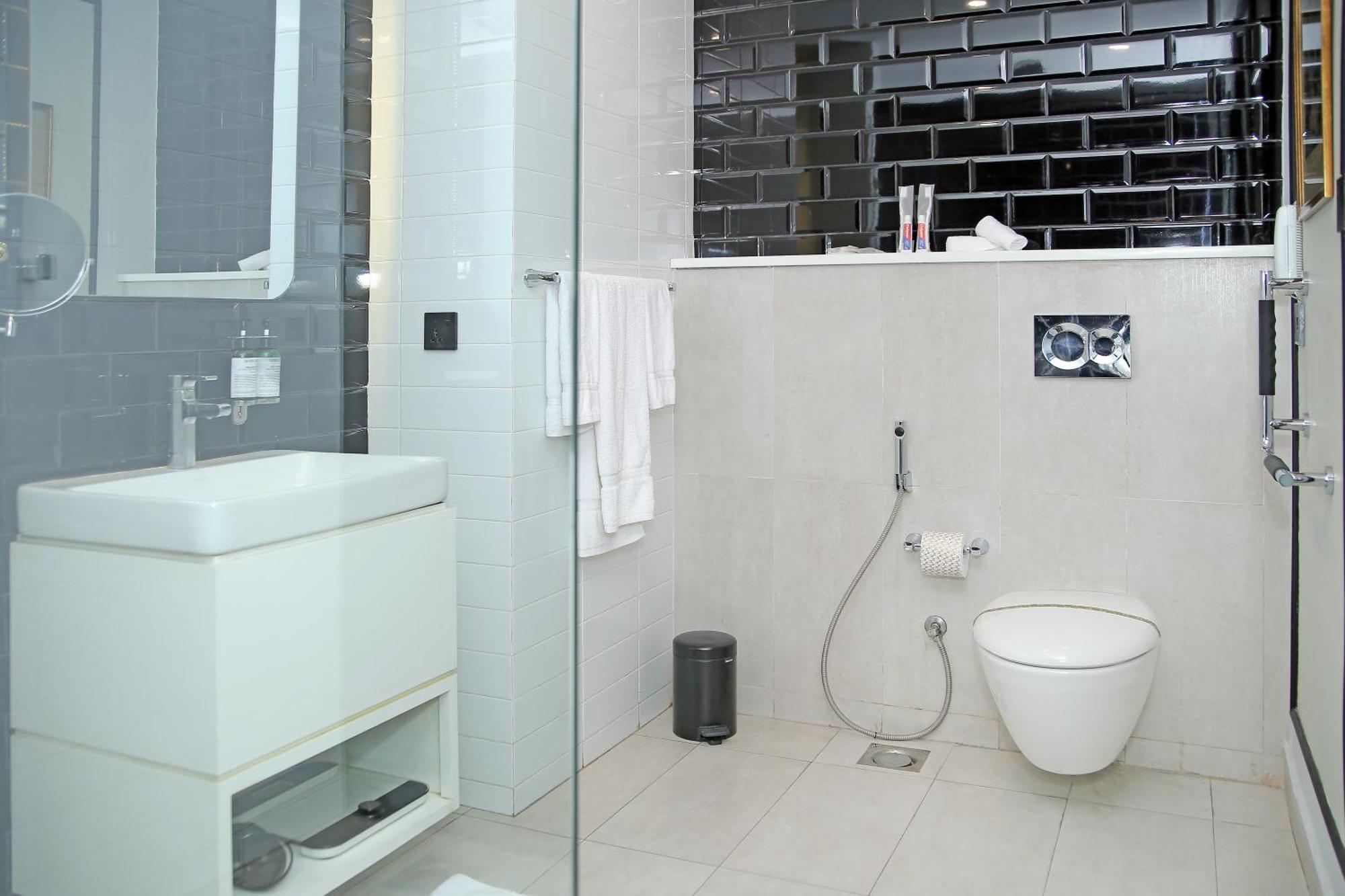 Ambiance Boutique Art Hotel Lahore Pokoj fotografie Bathroom with a bidet and a shower